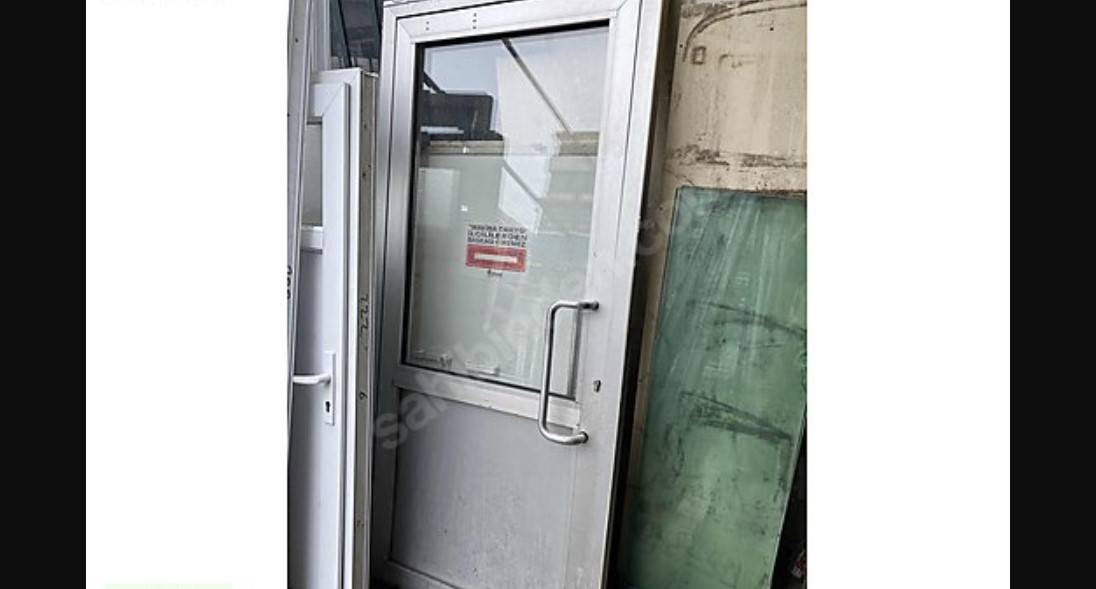 ikinci el aluminyum kapı satılmakta olan kapı ısıcamlıdır