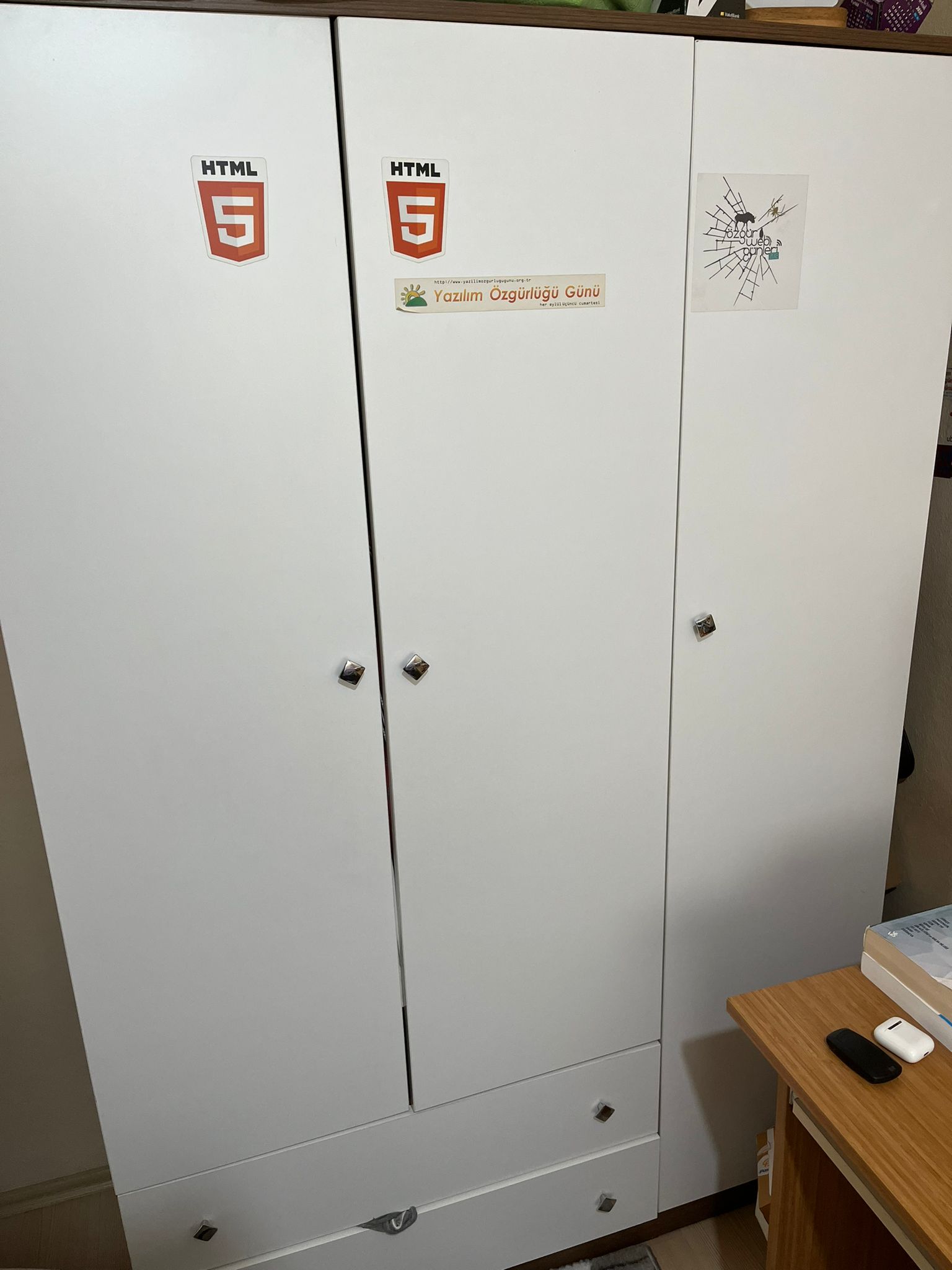 spot 3 kapılı çekmeceli elbise dolabı